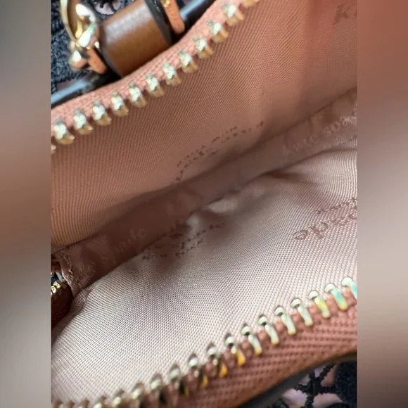 *SOLD* Kate Spade NYC Big Apple 3D Pretzel Coin Purse - Picture 12 of 13